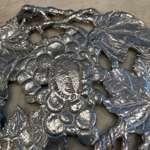 Arthur Court 1995 vintage aluminum grape designed tray - Picture 5 of 9